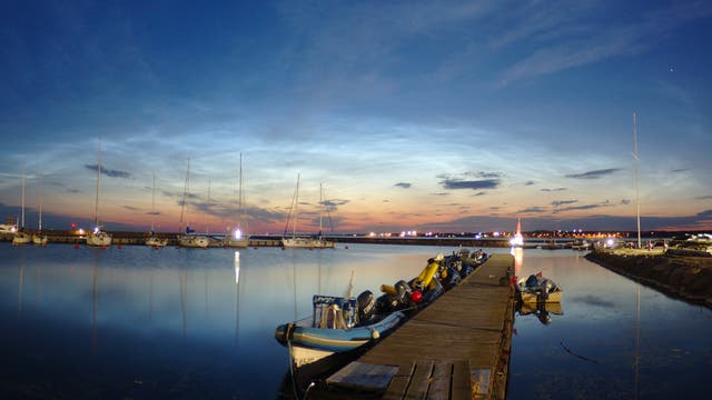 Leuchtende Nachtwolken am Olympia-Yachthafen Pirita in Tallinn