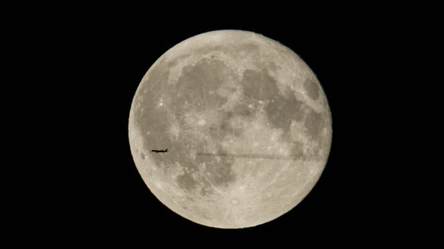 Vollmond mit Flugzeug