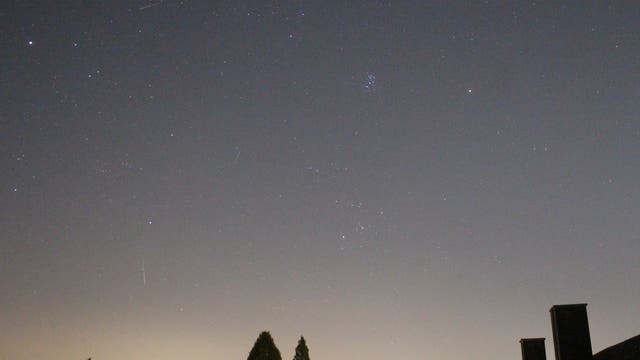 Perseiden-Meteor in den Hörnern des Stiers