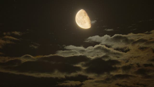 Das Siebengestirn hinterm Mond