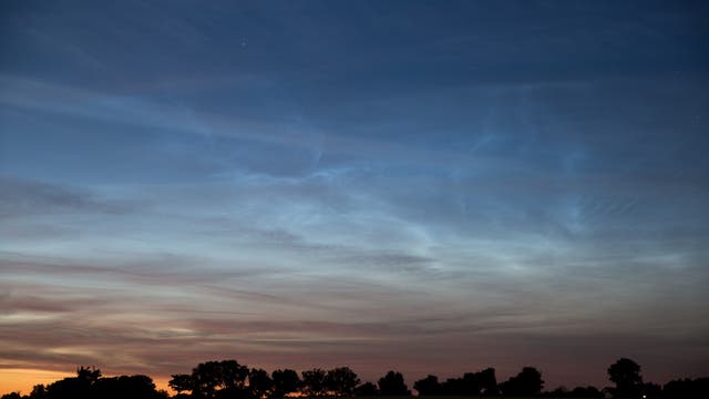 Leuchtende Nachtwolken auf Rügen - 2