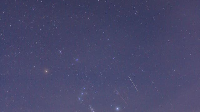 Orion und Stier mit Hyaden und Pleiaden in der Abenddämmerung