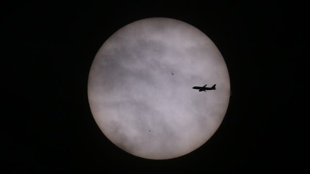 Sonne mit Merkur und Flugzeug