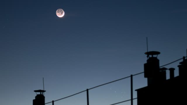 Mond mit Erdschein und Plejaden, zwei Tage alt