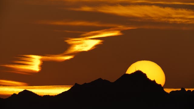 Sonnenaufgang über dem Wendelsteinobservatorium
