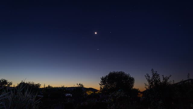 Merkur, Venus, Mondsichel und Jupiter