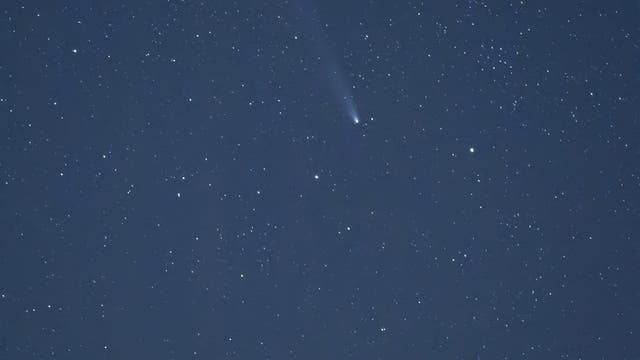 Last passage of the Comet C/2023 A3 Tsuchinshan Atlas over erupting Etna 