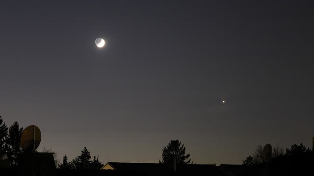 Mond (mit Erdschein) und Abendstern Venus