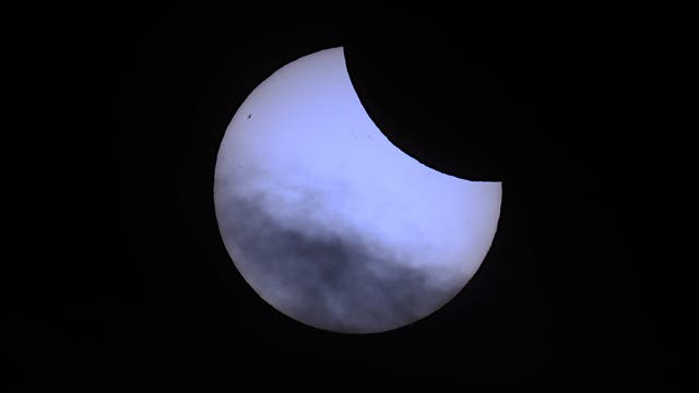 Sonnenfinsternis durch Wolkenlücke