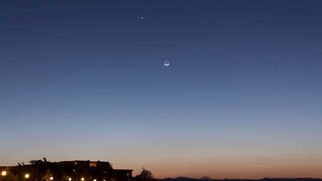 Mond, Venus und Mars über der Wüste