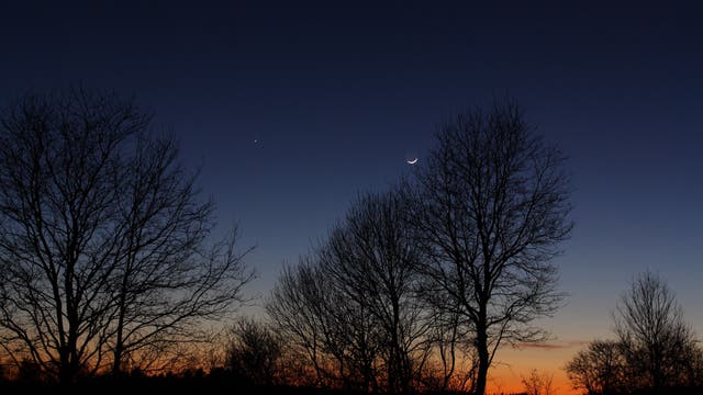 Mondsichel und Jupiter am Abendhimmel
