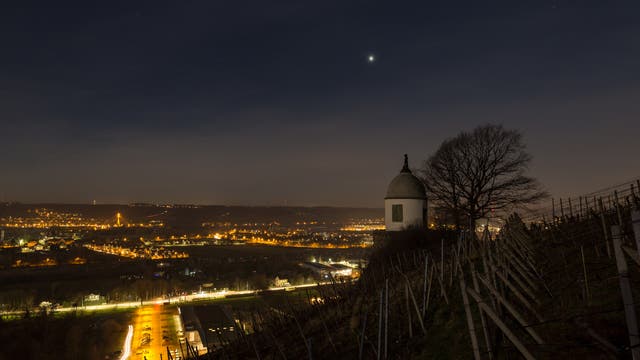 Abendstern Venus über dem Jacobstein in Radebeul