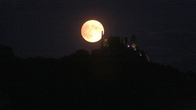 Partielle Mondfinsternis Halbschattenphase Mondaufgang über Ruine Dürnstein