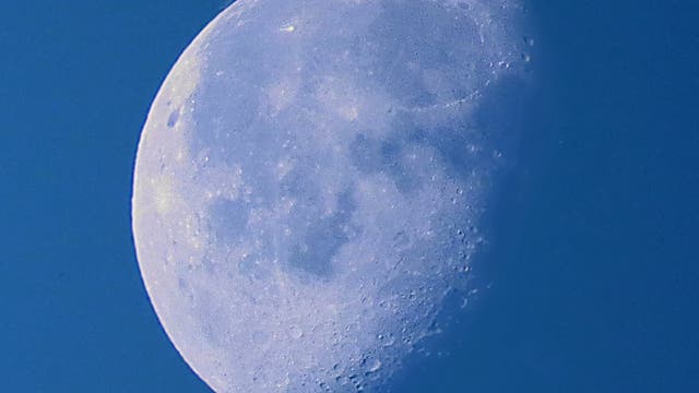 Abnehmender Mond am Tag
