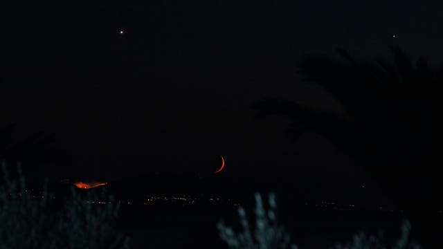Mond, Venus, Jupiter und Waldbrand über Zakynthos