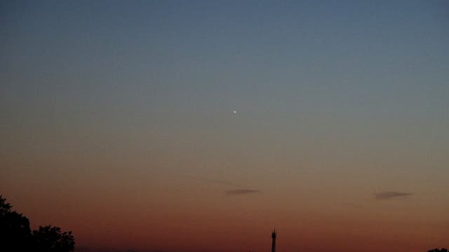 Venus taucht in das Abendrot ein