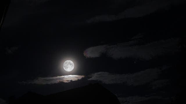Mond beleuchtet Föhnwolken.