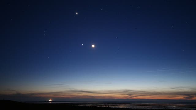 Venus, Jupiter und Mond über dem Watt