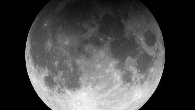 Kurz vor der Mitte der Halbschatten-Mondfinsternis