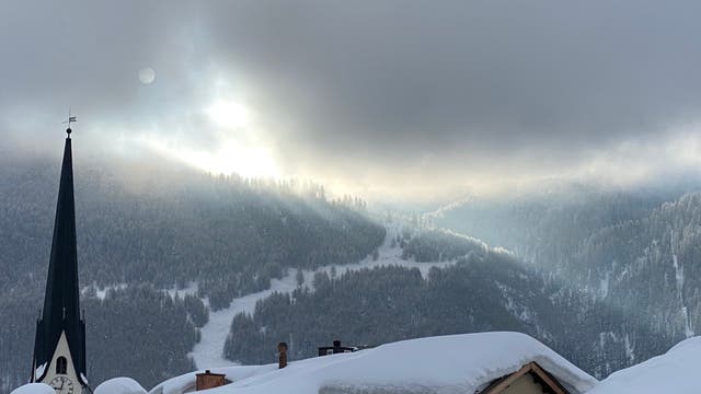 Aufgehende Sonne hinter Wolken