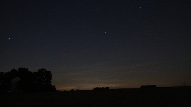Nordhorizont mit leuchtenden Nachtwolken am Horizont