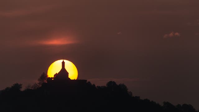 Sonnenaufgang hinter der Wurmlinger Kapelle