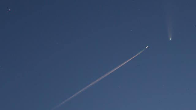 Flugzeug auf dem Weg zum Kometen C/2020 F3 (NEOWISE)?