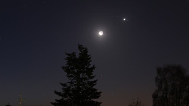 Mondsichel zwischen zwei Planeten am Morgenhimmel