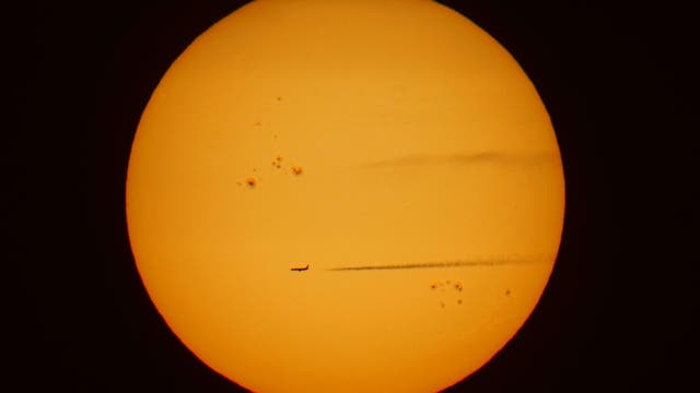 Sonnenflecken mit Flugzeug