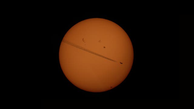 Sonnenflecken mit Flugzeug am 17. Juli 2023
