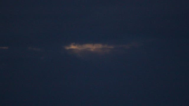 Mondfinsternis hinter Wolken