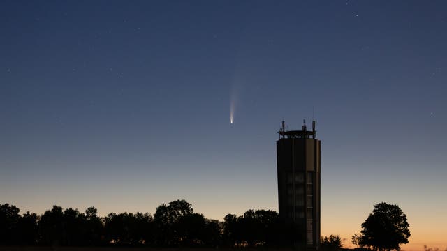 Komet c/2020 F3 (Neowise) über dem Wasserturm in Jettingen