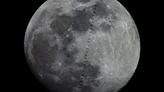 ISS Transit über dem Mond