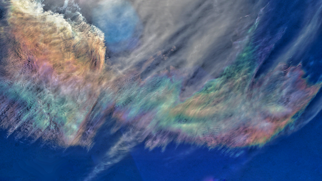 Irisierende Wolken (HDR-Version)