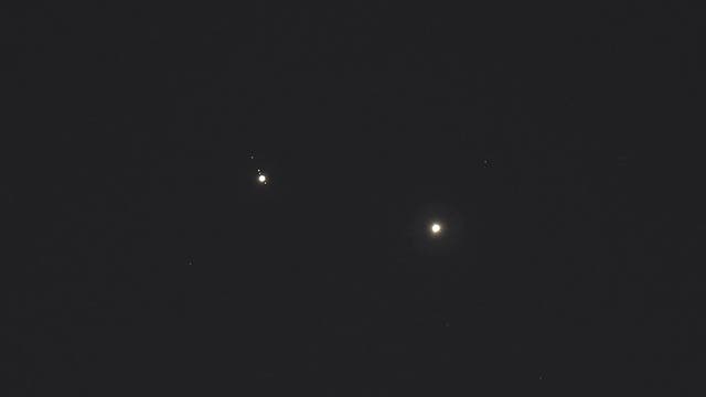 Venus und Jupiter fast vereint am Abendhimmel