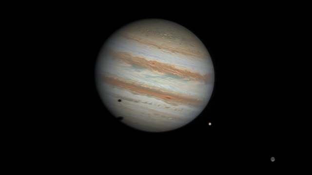 Seltene Jupiterkonstellation mit zwei Monden und zwei Schatten 