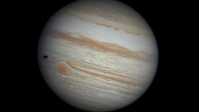 Jupiter mit Großem Roten Fleck sowie Mond Io und dessen Schatten vor Jupiter selbst