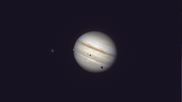 Io und Ganymed werfen ihre Schatten auf Jupiter