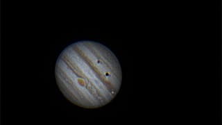 Io und Ganymed ziehen vor Jupiter vorbei