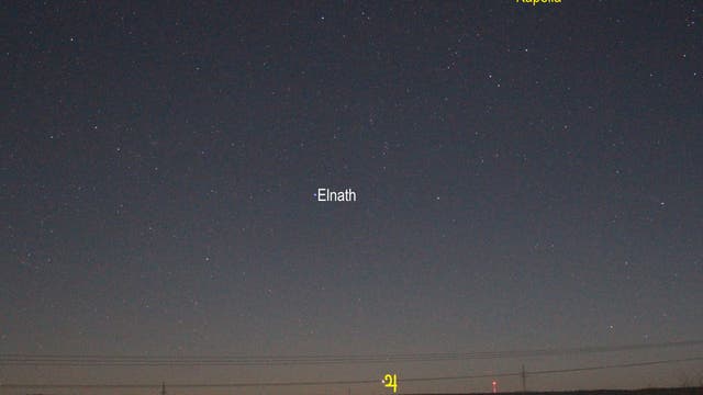 Jupiter über dem Nordwesthorizont (Objekte beschriftet)
