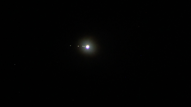 Jupiter mit allen vier Galileischen Monden auf einer Seite