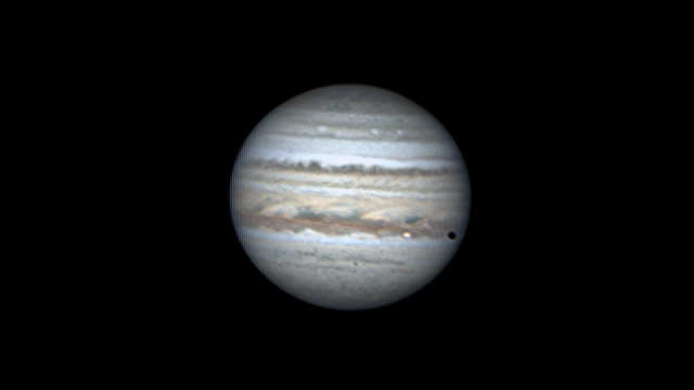 Io vor Jupiter mit seinem Schatten