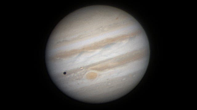 Jupiter und Schatten von Io