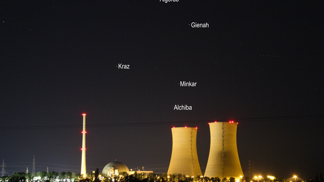 Sternbild Rabe über dem Kernkraftwerk Grafenrheinfeld (Objekte beschriftet)