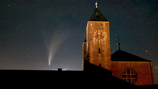 Komet C/2020 F3 Neowise über Abteikirche Münsterschwarzach