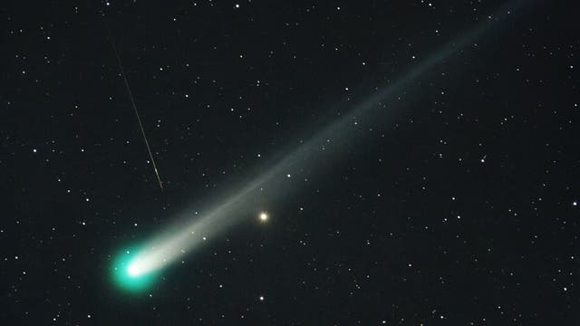 Komet Lovejoy und Sternschnuppe - "Entstehung und Ende eines Staubkorns"