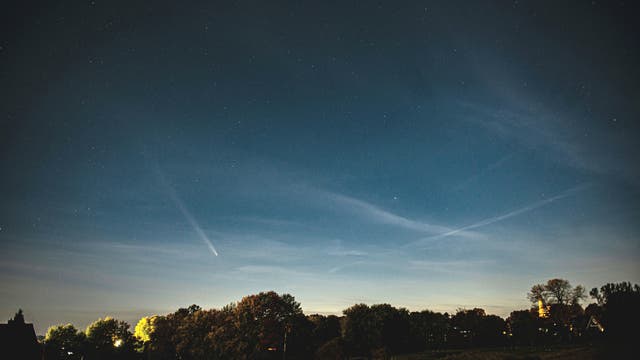 Komet erscheint trotz Wolken