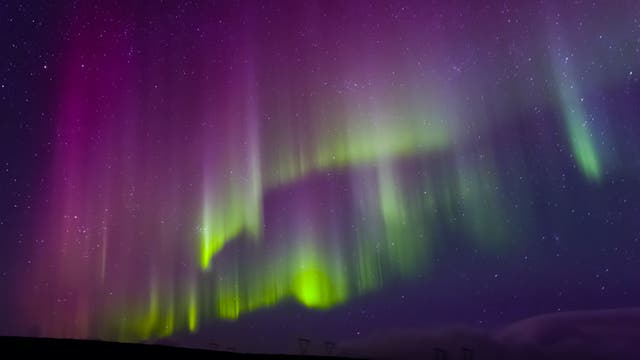 Vielfarbenes Polarlicht über Island