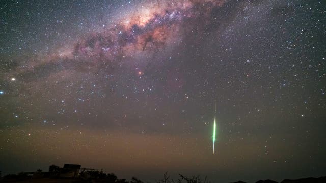 Milchstraße mit Meteor