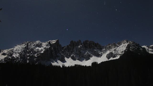 Vollmondnacht am Karersee in den Dolomiten